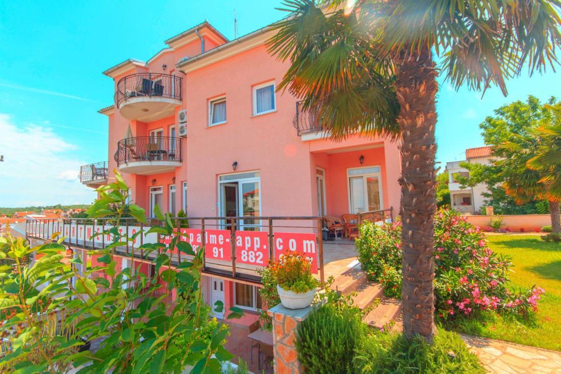 4 Palme Apartments A Funtana Dış mekan fotoğraf